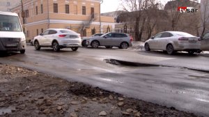 С приходом весны в Саратове "растаяли" дороги