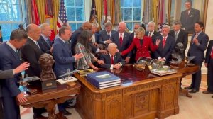 ОМЕРЗИТЕЛЬНЫЙ КЛОУН 🤮🤬🤡
НЕЛЮДЬ И НЕ ЧЕЛОВЕК 👈🤬🤡🤮 ДЕЙСТВУЮЩИЙ ПРЕЗИДЕНТ США