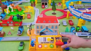 Поезда! Детская огромная железная дорога! Давай играть вместе!