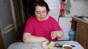 Даже чаем ребёнка не напоила 😡 сволочь 🤬