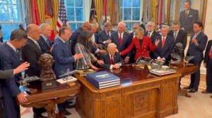 Молитва за Трампа в Овальном кабинете Белого дома США