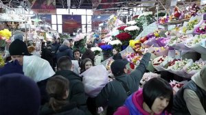 Накануне 8 Марта в цветочных магазинах царит ажиотаж.