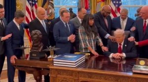 Сюрреализм из Белого дома: пасторы со всего США помолились за Трампа и армию в Овальном кабинете🤭