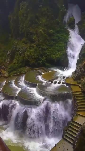 Гранд-Каньон Тунжэнь — это уникальное творение природы, где величественные скалы, глубокие ущелья и