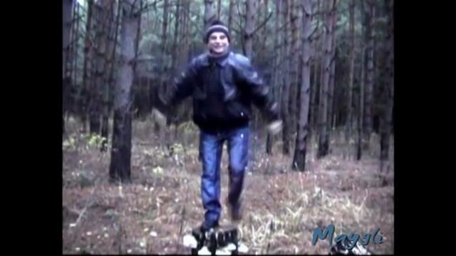 Кот Васька и грибник  Маугли в лесу развлекаются.