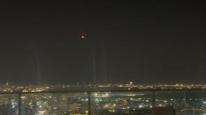 Иран наносит ракетные удары по Израилю.

Столб дыма поднимается в районе аэропорта Бен-Гурион.