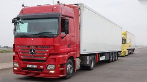 Азербайджан временно закрыл границу с Ираном для грузовых авто