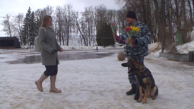 Госавтоинспекторы поздравили смолянок с 8 марта