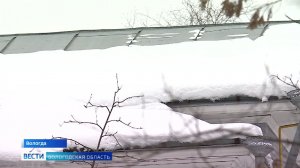 Весенние напасти: случаи падения снега с крыш участились в Вологде
