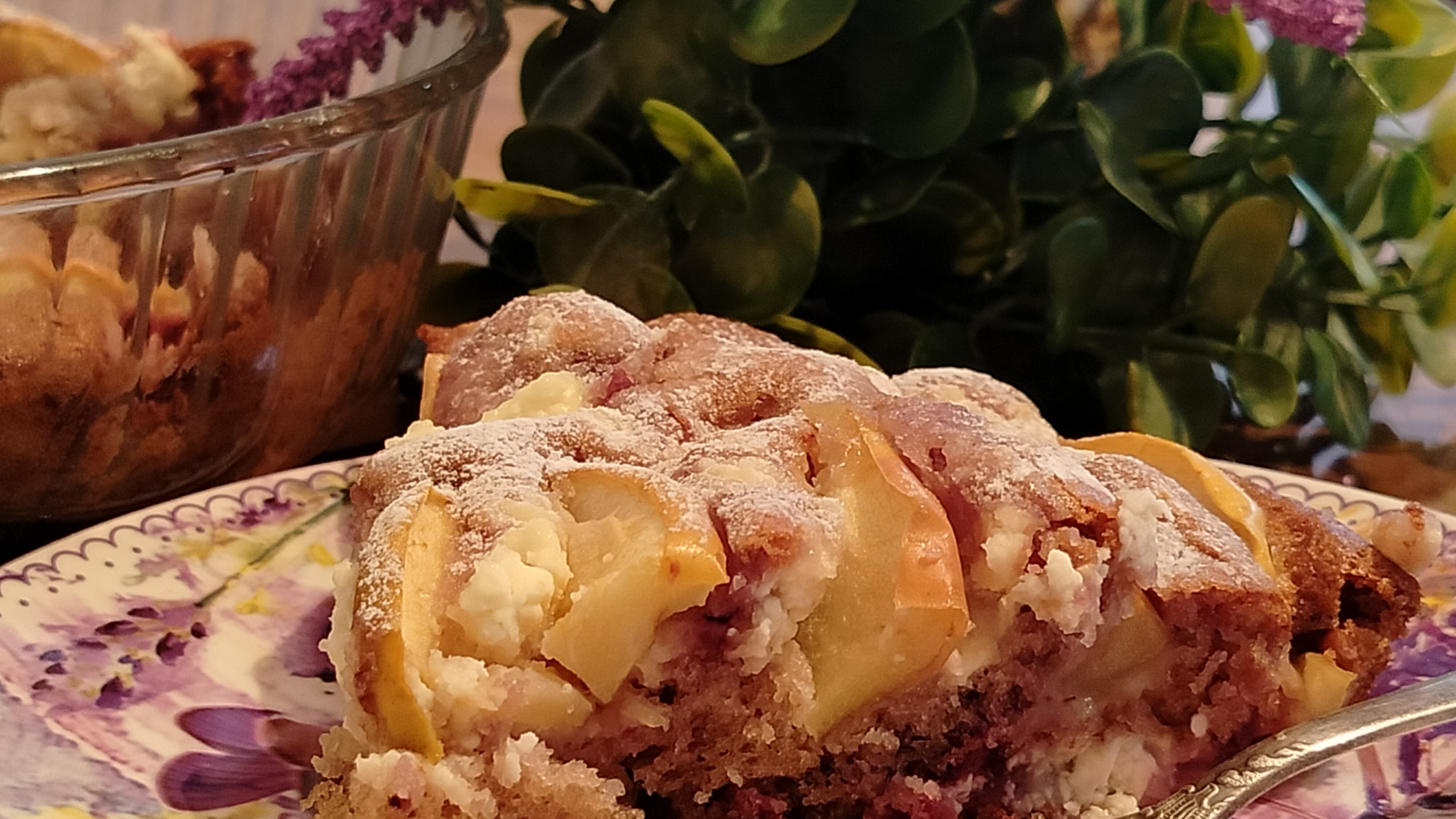 НЕЖНЫЙ ПИРОГ С ЯБЛОКАМИ И ЗАМОРОЖЕННОЙ КЛУБНИКОЙ