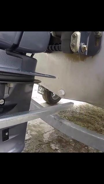 Вот так висит мотор на Волжанке 46