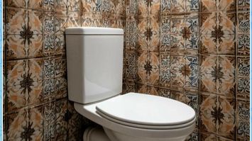 Отпало несколько плиток со стены. Как исправить?