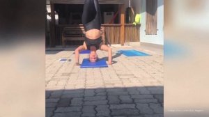 Стройная девушка в леггинсах выполняет упражнения.Девушки в обтягивающем.