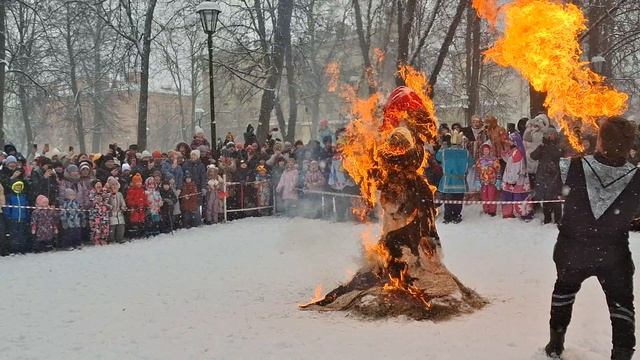 Санкт-Петербург. Праздник Масленицы в Невском районе, Культурный Центр Троицкий. Сжигаем Чучело