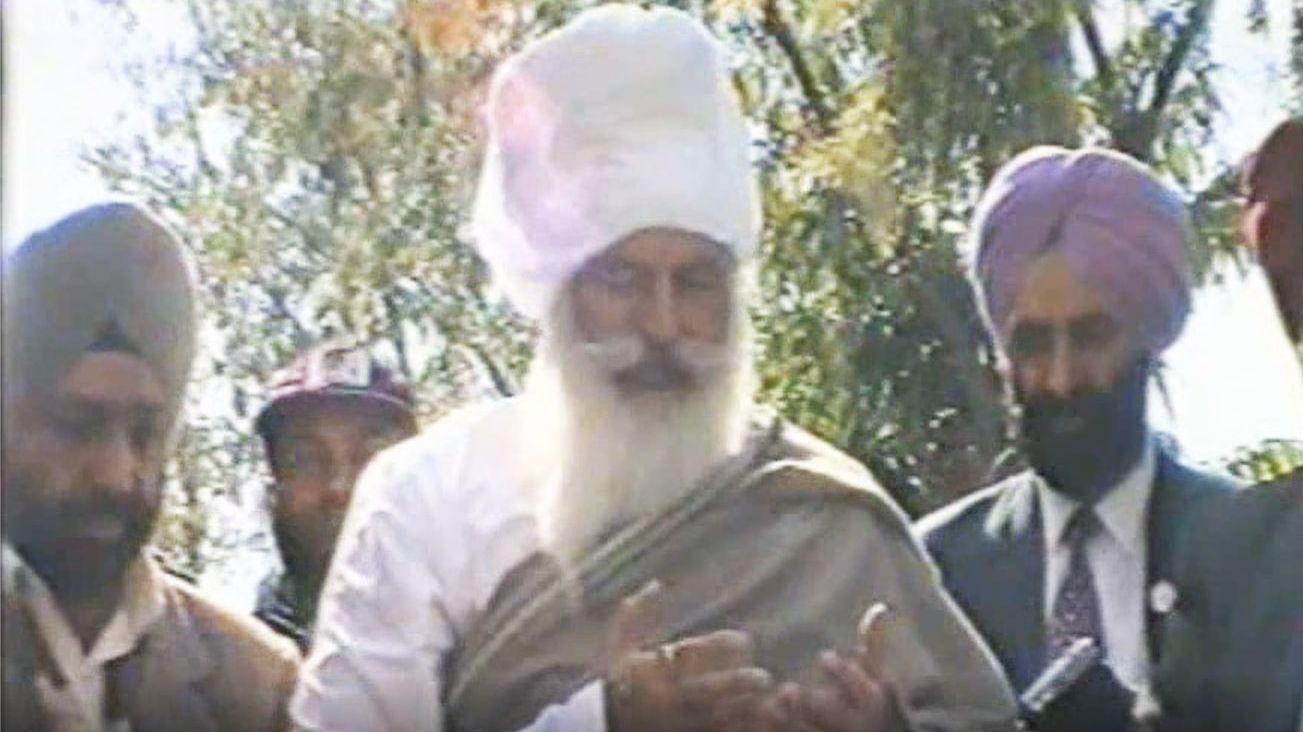 Посещение Дэва Шариф Бабаджи Вирса Сингхом в 1996 году