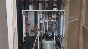 Система умягчения воды в Московской квартире. Умягчитель врезан в стояк холодной воды.