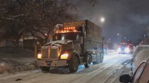 Ночная уборка снега в Канаде