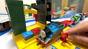 Паровозики Томас,ищут себе новый дом. Использую:железную дорогу,вертолёт и т д. #дети #видеодлядетей