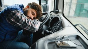 Более 1500 дальнобойщиков из России застряли на границе Ирана, идут переговоры