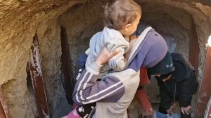 230.Жизнь в горах: мать и ее дети строят зимний дом