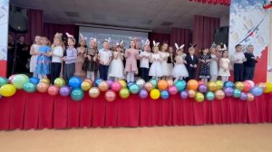 Первый Маруськин концерт в школе ....встречаем весну Солнечным зайчиком и пуст за окном -18))