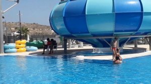 Северный Кипр. Любимое развлечение всех детей - аквапарк. Горки, трубы, бассейны, а потом - пицца.