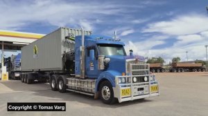 Стоянка траков на заправочной станции в Австралии