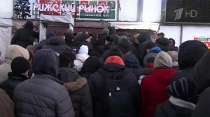 Очереди выстраиваются за цветами в преддверии праздничных выходных.