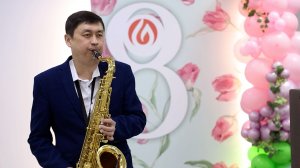 Прекрасную половину коллектива поздравили на проходных комбината