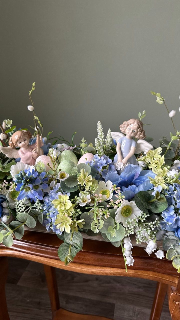 Пасхальная композиция из искусственных цветов с ангелами на стол.