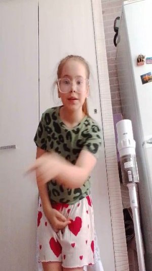 Алиса танцует