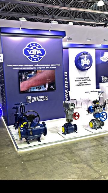 Голографический дисплей 65 см в акриловом кожухе на выставке