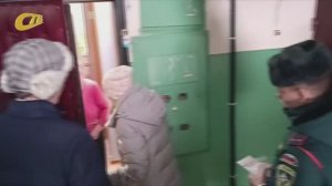 В ХОДЕ РЕЙДА СОТРУДНИКИ МЧС ВРУЧИЛИ ОДИНОКИМ ПЕНСИОНЕРАМ АВТОМАТИЧЕСКИЕ ПОЖАРНЫЕ ИЗВЕЩАТЕЛИ