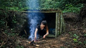 Построила убежище в лесу, чтобы выжить в одиночку. Бушкрафт