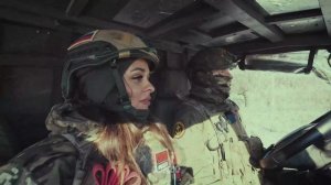 Когда машину преследует вражеский дрон, «Чех» напевает песни