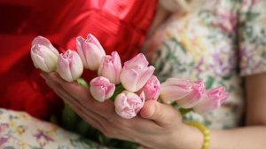 Стихи к 8 Марта: короткие и трогательные поздравления для женщин