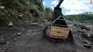 Строительство, экскаватор копает песок  :)