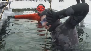 Фридайверы отметили Масленицу под водой на озере Длинное в Санкт-Петербурге