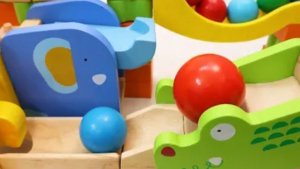 Залипательное видео скатывания шариков с горки с разными препятствиями для детей.#дети#видеодлядетей