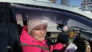 В Колпашеве прошла акция «Цветы для автоледи».