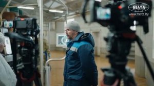 Лукашенко пьёт молоко красных коров! // УСТЬЕ: куртки для телят, дояРЫ и душ на ферме!