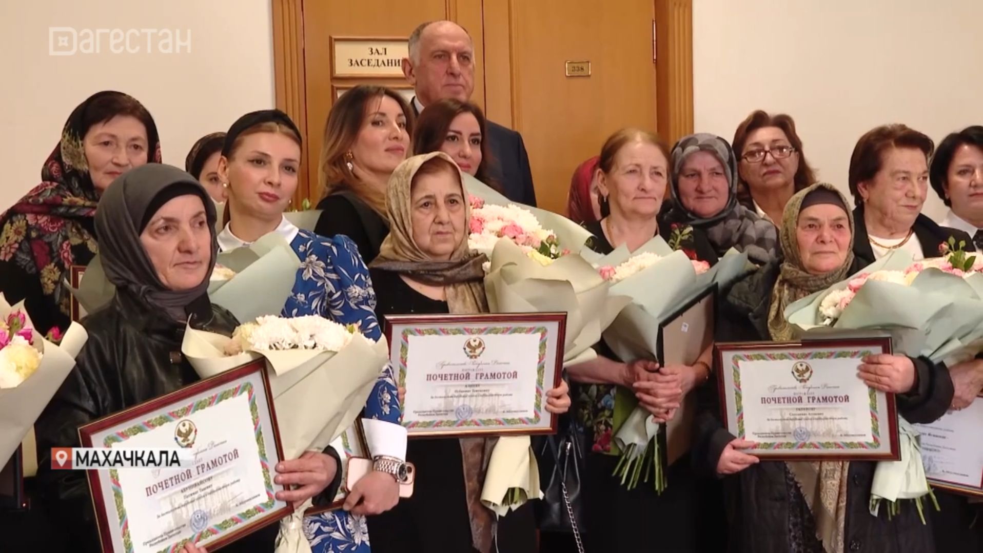 Абдулмуслим Абдулмуслимов вручил награды 38 дагестанкам накануне 8 Марта