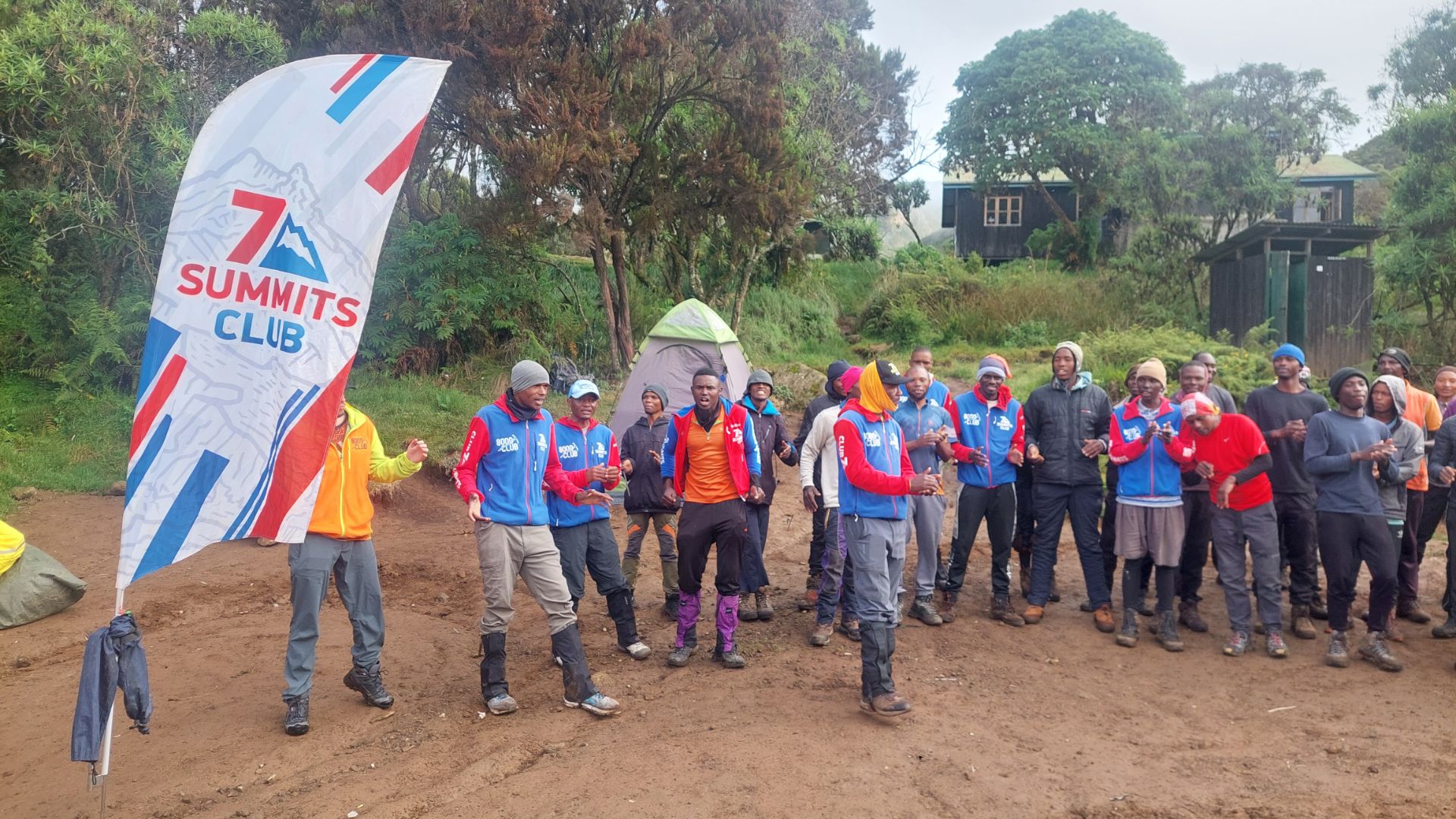 Группа Клуба 7 Вершин "Pole-Pole Champions". Восхождение на Килиманджаро. Приветственные танцы