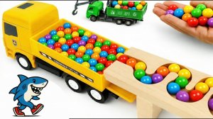 Мультики для детей. Яркие Деревянные разноцветные машинки горки. Мультики залипалки для малышей