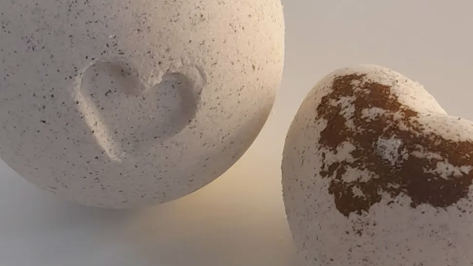 Бомбочка для ванны. Делаем своими руками. Подписывайся и смотри статью на канале.