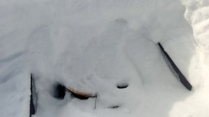 Сугробы весной шапки снежные и холодно в деревне