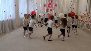 Разучиваем музыкально-ритмическую гимнастику "Мы бегаем"