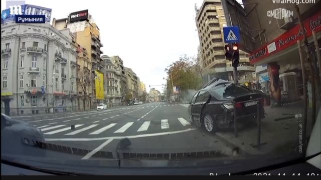 ДТП в Бухаресте BMW намотало на столб