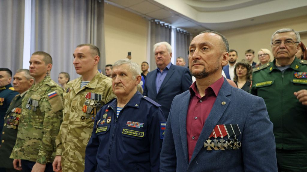 Председатель «Союза ветеранов СВО» Евгений Смирнов поздравил жительниц Алтайского края с 8 Марта!