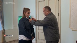 Медаль за проявленную храбрость вручил Глава Дагестана Алине Фейзуллаевой